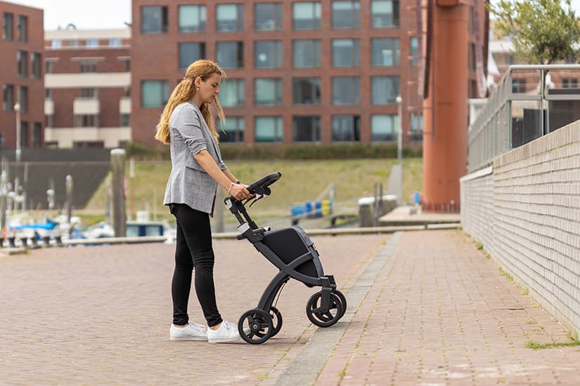 Opgaan van stoepen met rollators