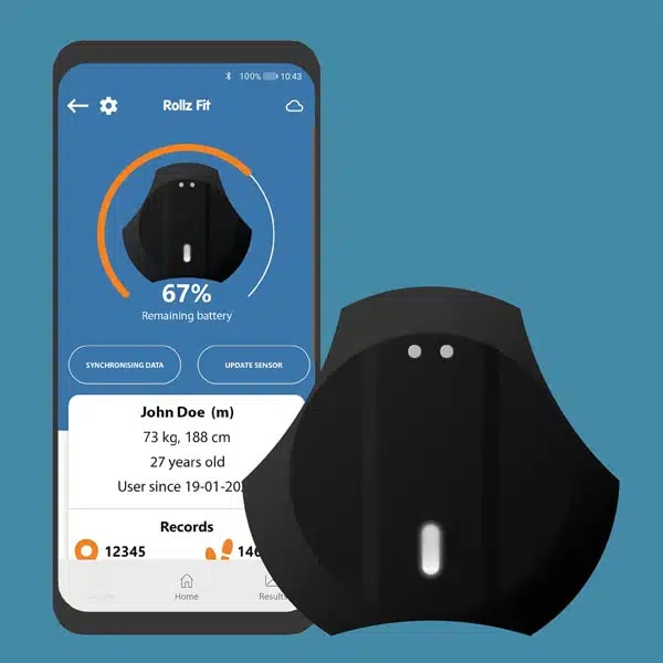 De Rollz Fit sensor naast de app waarin de activiteit van de gebruiker wordt bijgehouden.