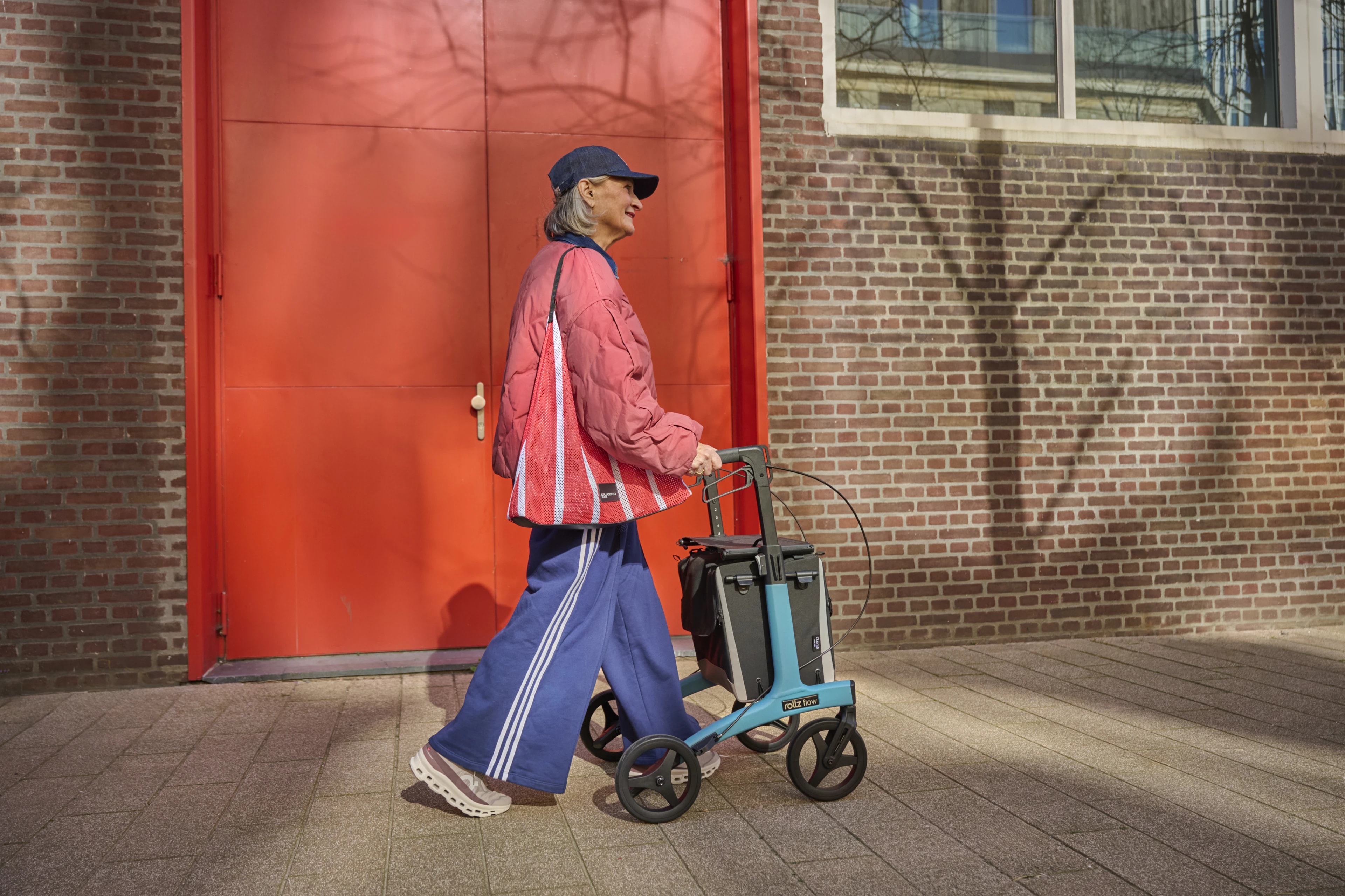 Een Rollz rollator op een wandelpad, klaar voor de dag die komt.