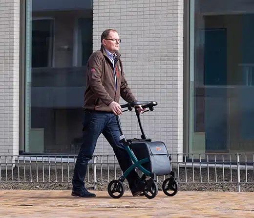 Een man loopt met de Rollz Flex met boodschappentas door de stad