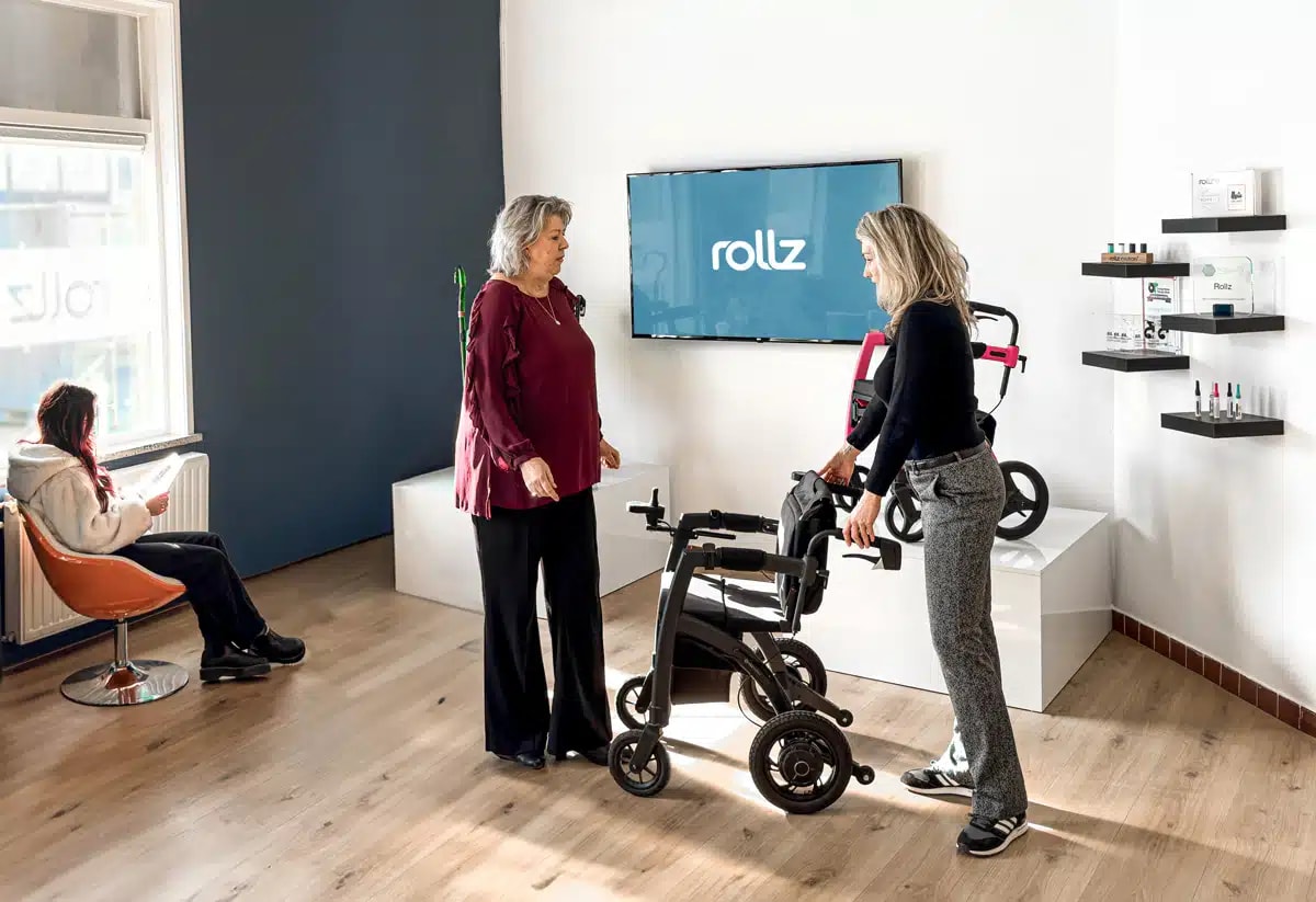 De Rollz showroom in Delft, waar een adviseur een klant helpt bij het kiezen van een rollator
