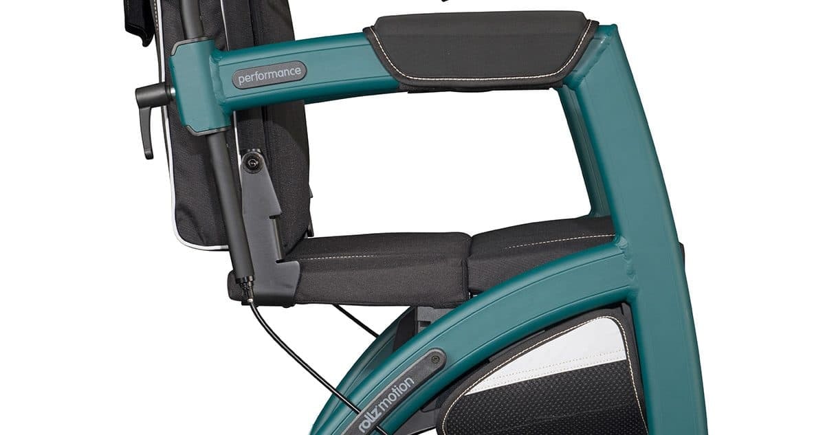 Zijaanzicht van de Rollz Motion Performance met de armsteun, de zitting en de reflecterende bies van het rolstoelpakket.