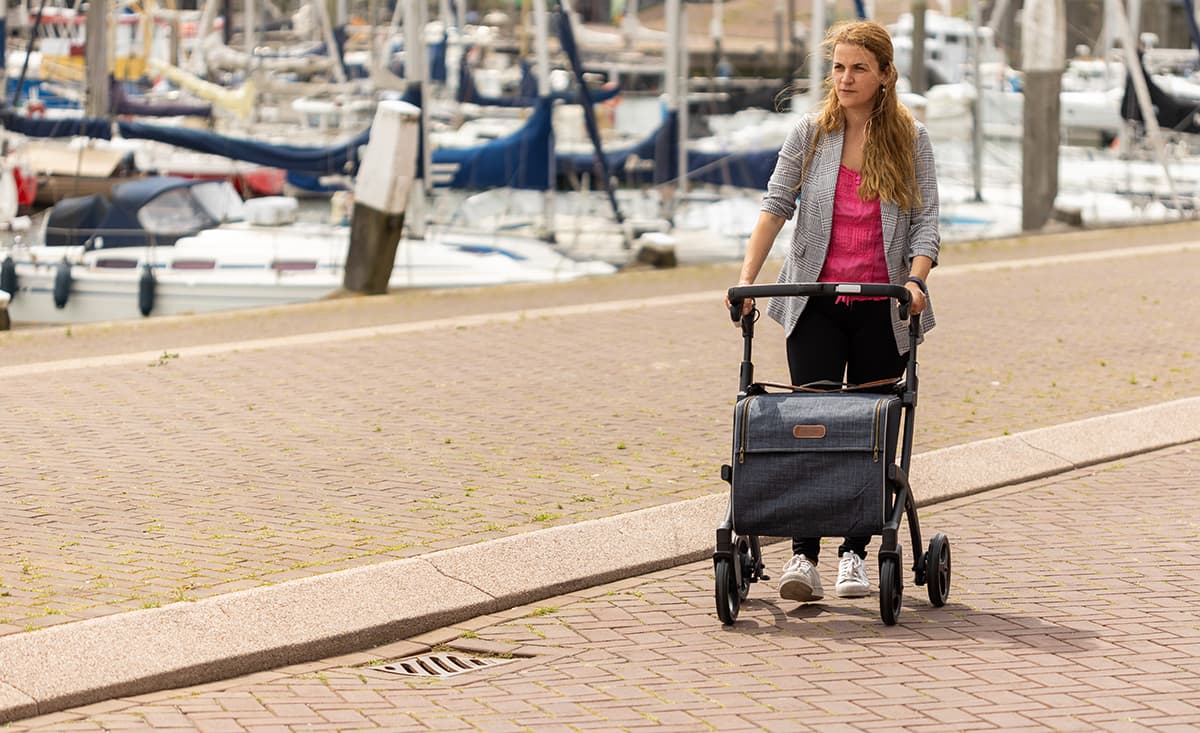 Buiten lopen met een rollator