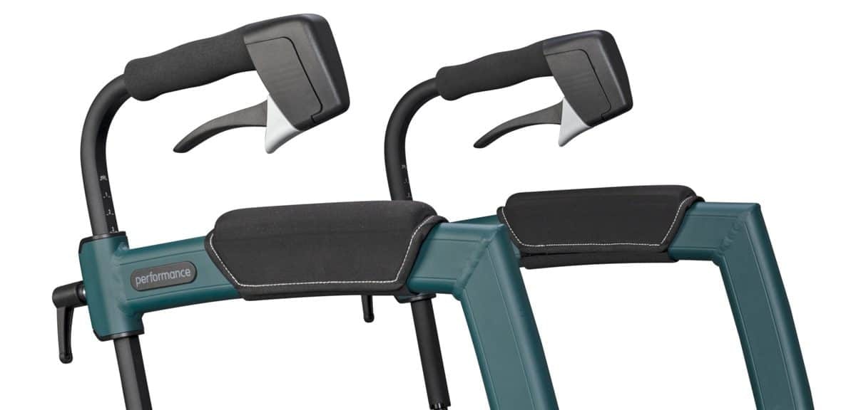 Close-up van de ergonomische handgrepen en de zachte armsteunen van de Rollz Motion Performance.
