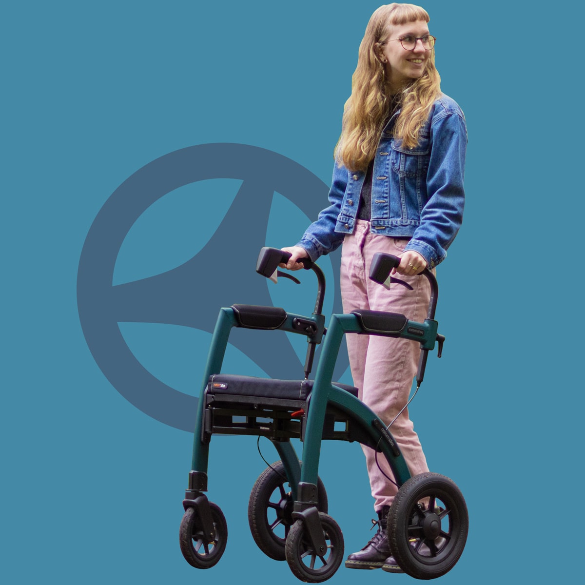 Een vrouw in een spijkerjack loopt met de groene Rollz Motion Performance tegen een blauwe achtergrond met het Rollz-wielmerkteken.