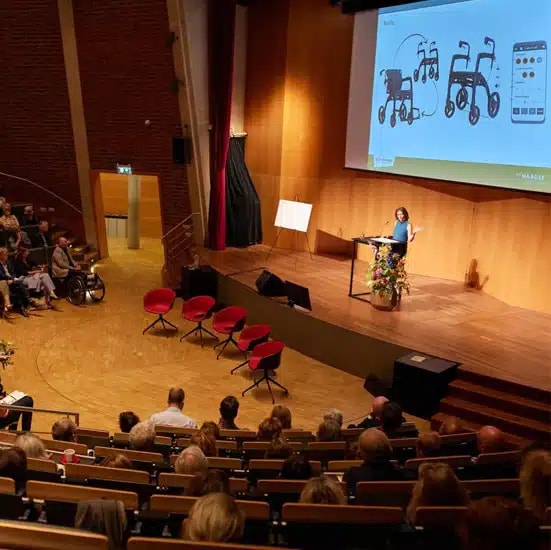 Een presentatie over de Rollz Motion in een collegezaal van De Haagse Hogeschool.