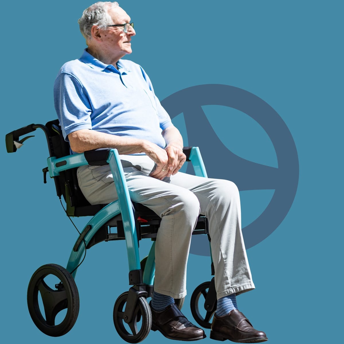 Een oudere man zit in een turquoise Rollz Motion in rolstoelstand, tegen een blauwe achtergrond met het Rollz-wielmerkteken.