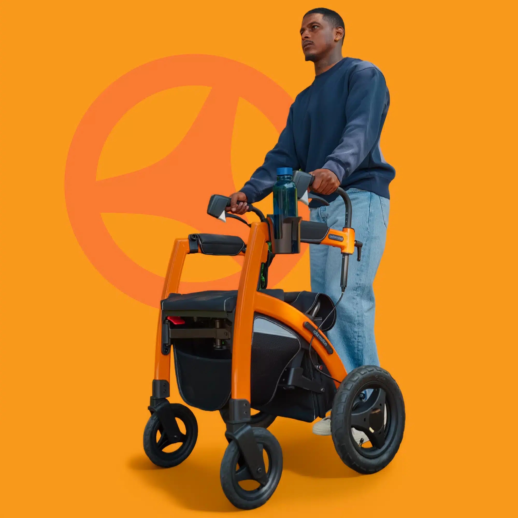Een man staat met de oranje Rollz Motion Performance tegen een oranje achtergrond met het Rollz-wielmerkteken.