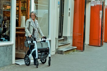 Een deur door met uw rollator Lady walking in Amsterdam with rollator