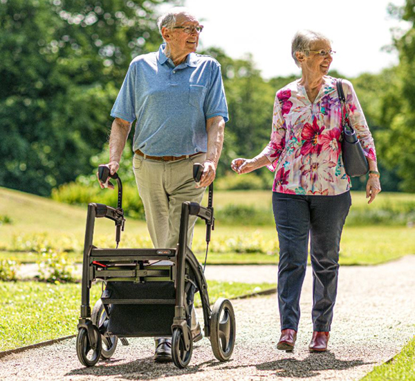 Man met mobiliteitsproblemen lopen ondersteund