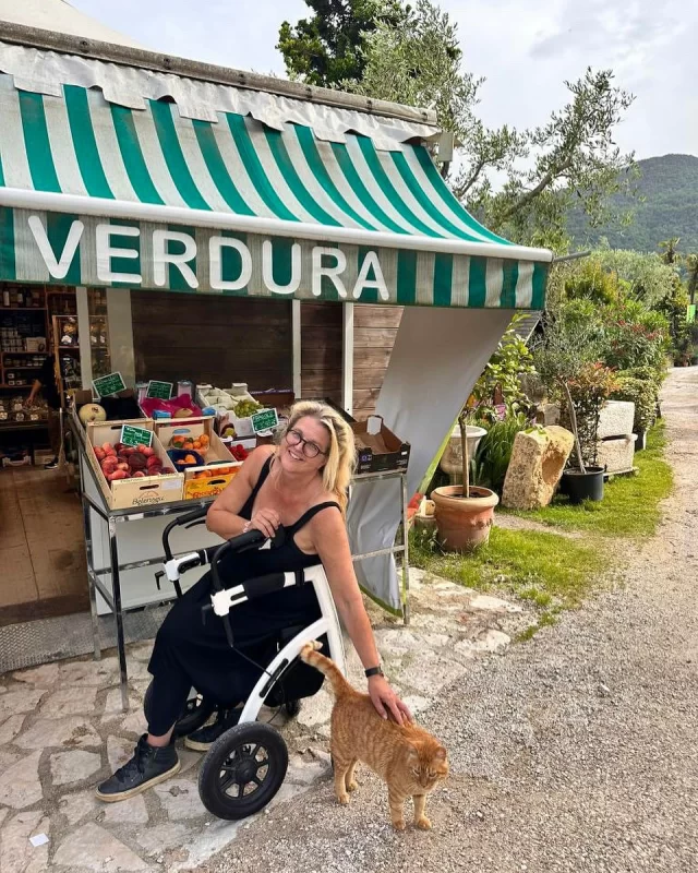 Wellbeing starts with the simple things: fresh air, good food and the freedom to move. Thanks to @tanja.friese for sharing this beautiful photo of her enjoying Italy with her Rollz Motion! 🇮🇹✨

#KeepRollzing #RollzMotion #MobilityAidsAreFreedom #travel #italy #accessibility